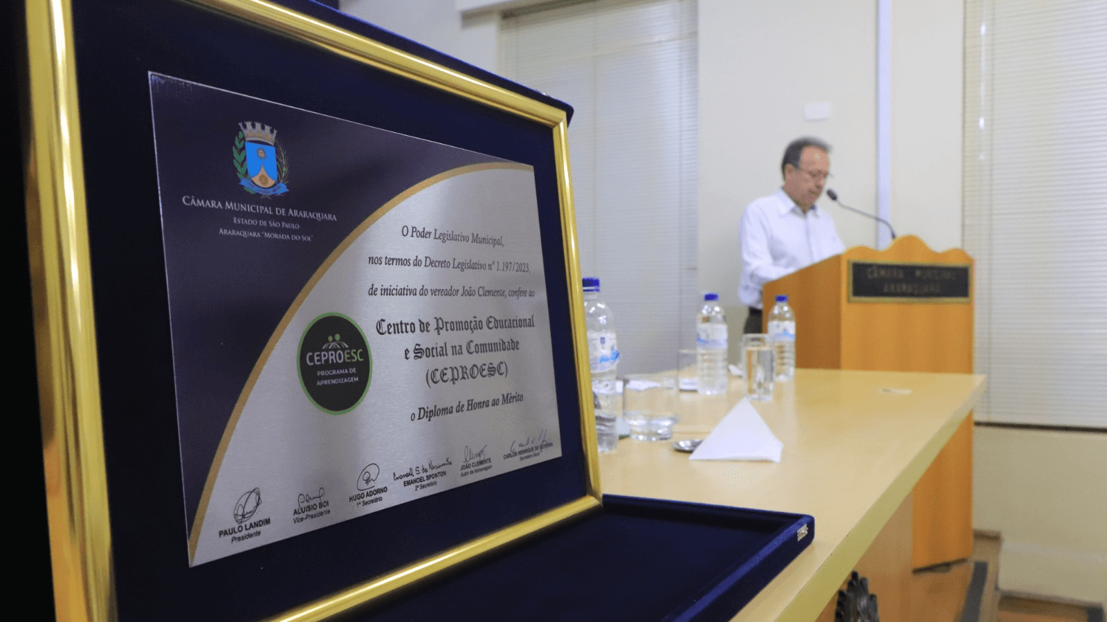 Presidente Rodolfo Messali agradecendo pela honraria