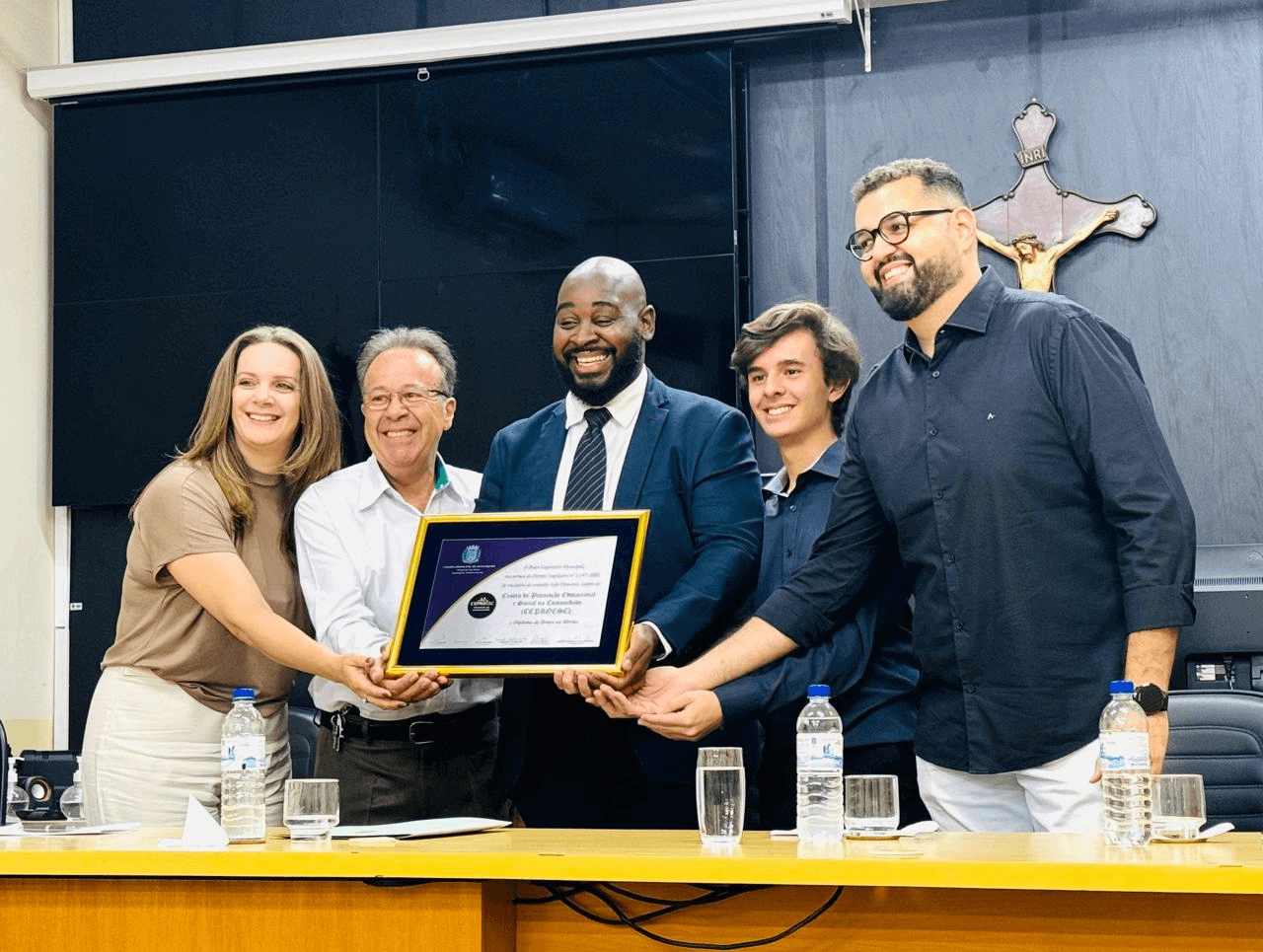 Momento de entrega da honraria pelo autor da Homenagem Vereador João Clemente.
